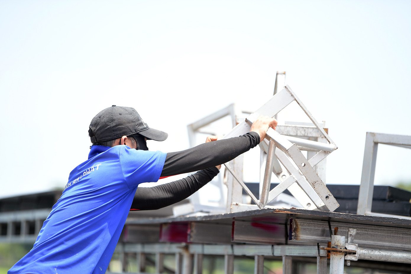 Công nhân tất bật làm ngày làm đêm, hoàn thiện sân khấu nổi giữa sông Hương.