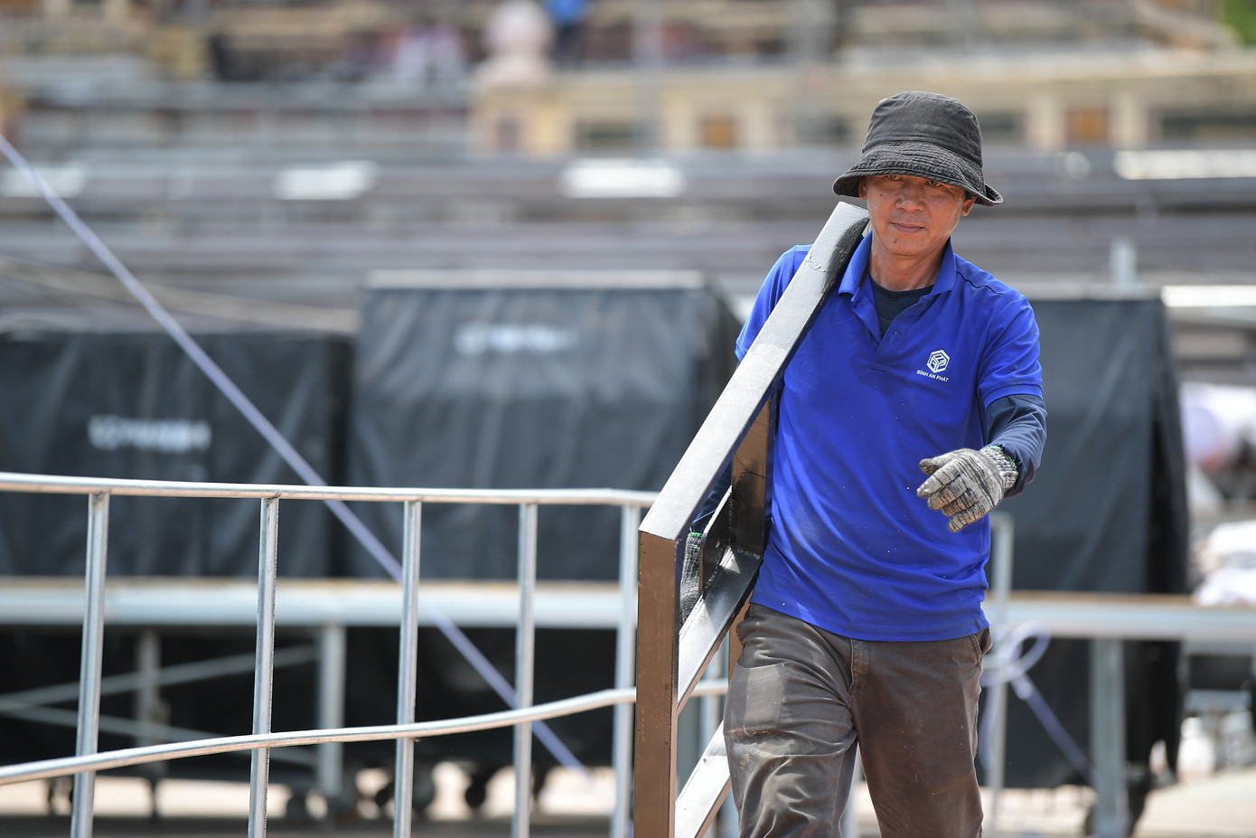 Công nhân tất bật làm ngày làm đêm, hoàn thiện sân khấu nổi giữa sông Hương.