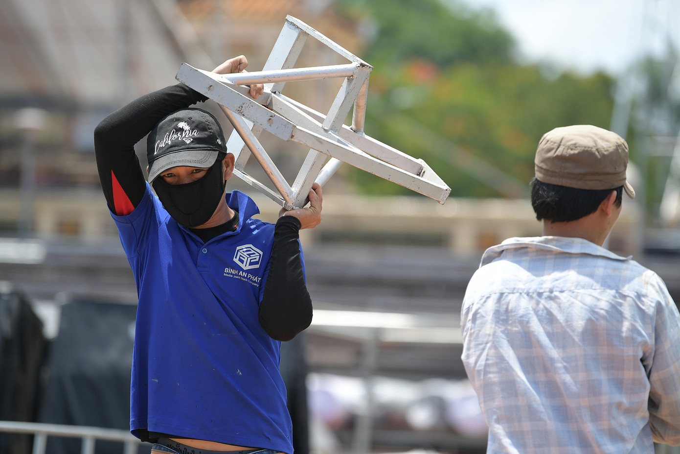 Theo ghi nhận của PV, đến 11h ngày 9/6, hàng chục công nhân vẫn làm việc dưới trời nắng, tiếng máy cắt, máy hàn, tiếng gọi nhau rộn vang trên công trường.