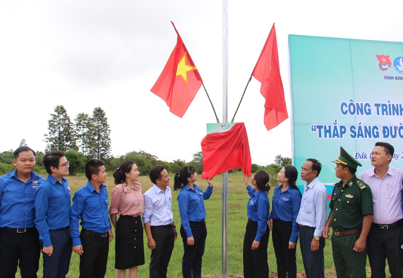 Tỉnh Đoàn Bình Dương đã tổ chức trao tặng công trình Thắp sáng đường quê. Tỉnh Đoàn Bình Dương đã tổ chức trao tặng công trình Thắp sáng đường quê.