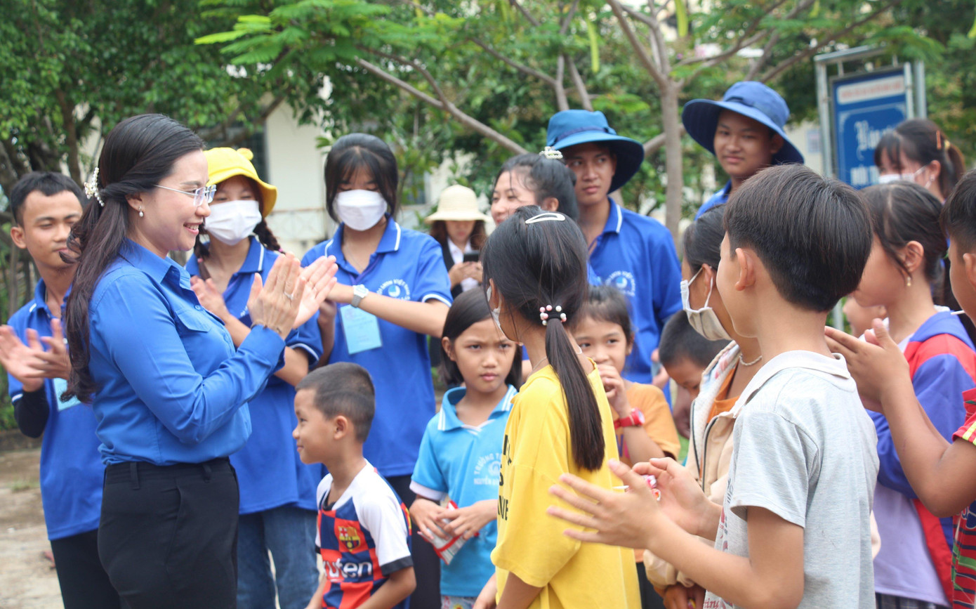 Thăm, tặng quà gia đình chính sách và tặng 100 suất quà cho thiếu nhi trên địa bàn. Thăm, tặng quà gia đình chính sách và tặng 100 suất quà cho thiếu nhi trên địa bàn.
