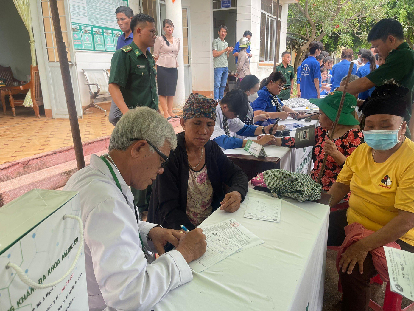 Màu áo xanh tình nguyện tham gia hỗ trợ khám chữa bệnh cho người dân trên địa bàn đóng quân. Màu áo xanh tình nguyện tham gia hỗ trợ khám chữa bệnh cho người dân trên địa bàn đóng quân.