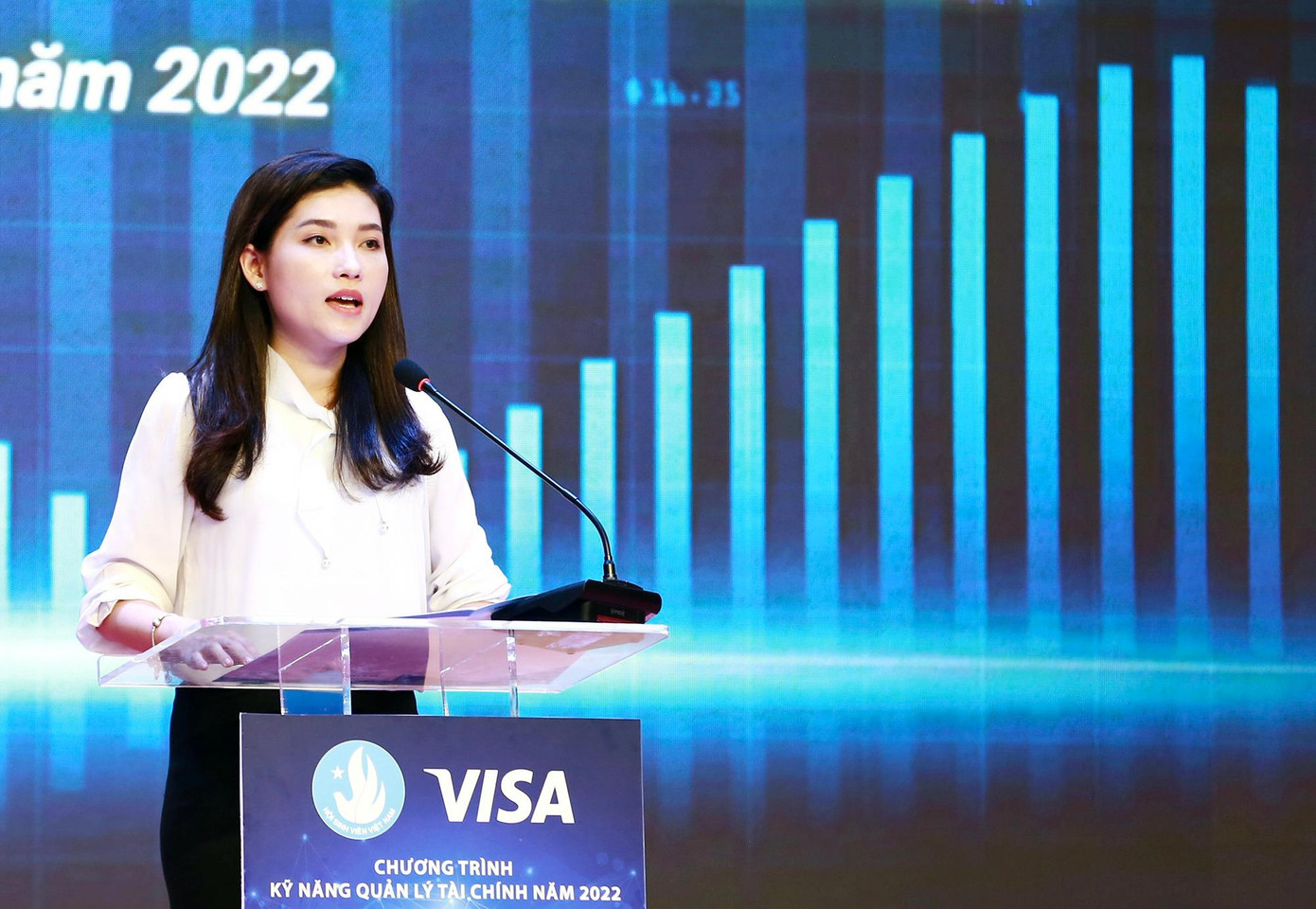 Chị Hồ Hồng Nguyên - Phó Chủ tịch thường trực T.Ư Hội Sinh viên Việt Nam phát biểu tại Vòng Chung kết cuộc thi.