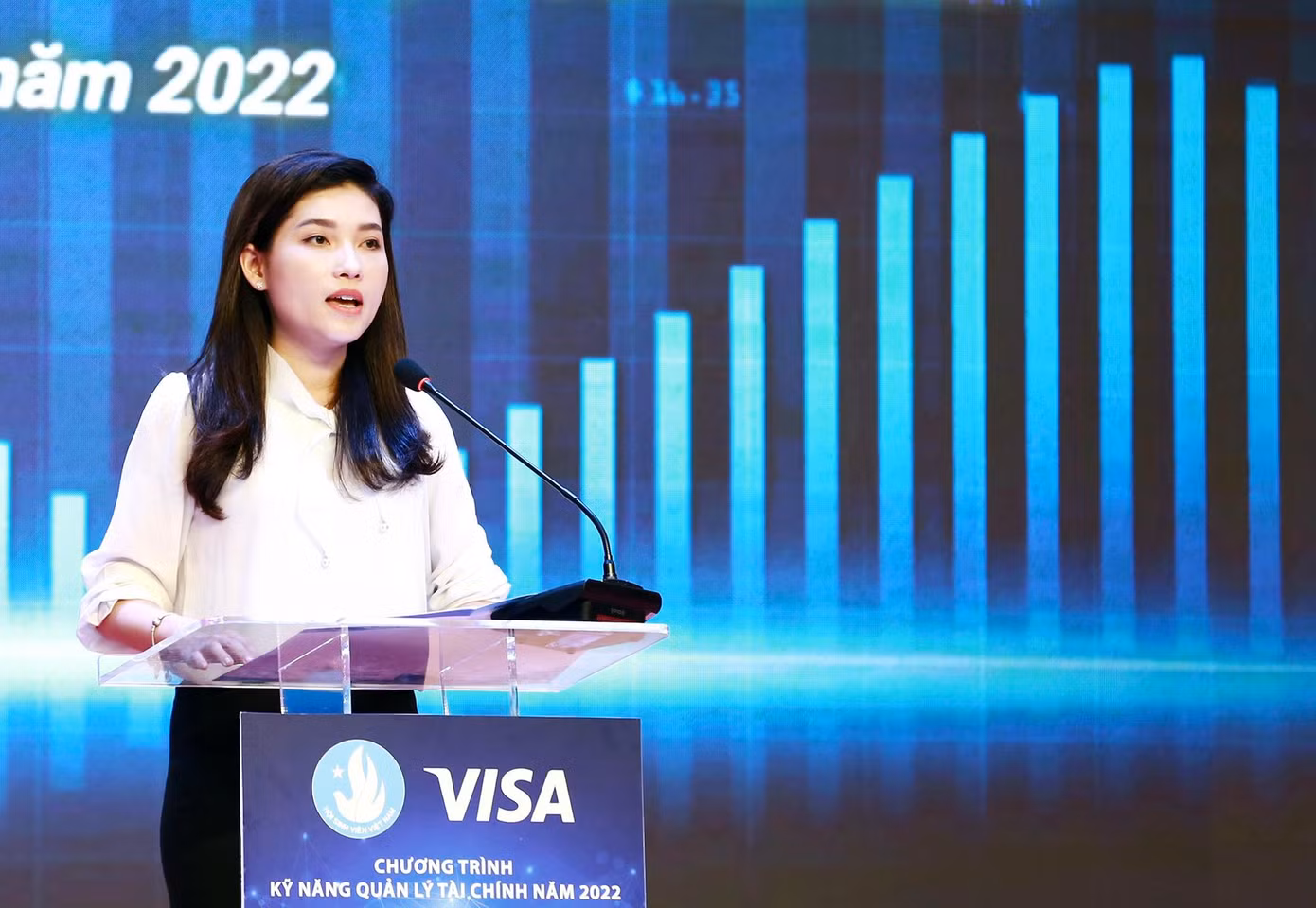 Chị Hồ Hồng Nguyên - Phó Chủ tịch thường trực T.Ư Hội Sinh viên Việt Nam phát biểu tại Vòng Chung kết cuộc thi.