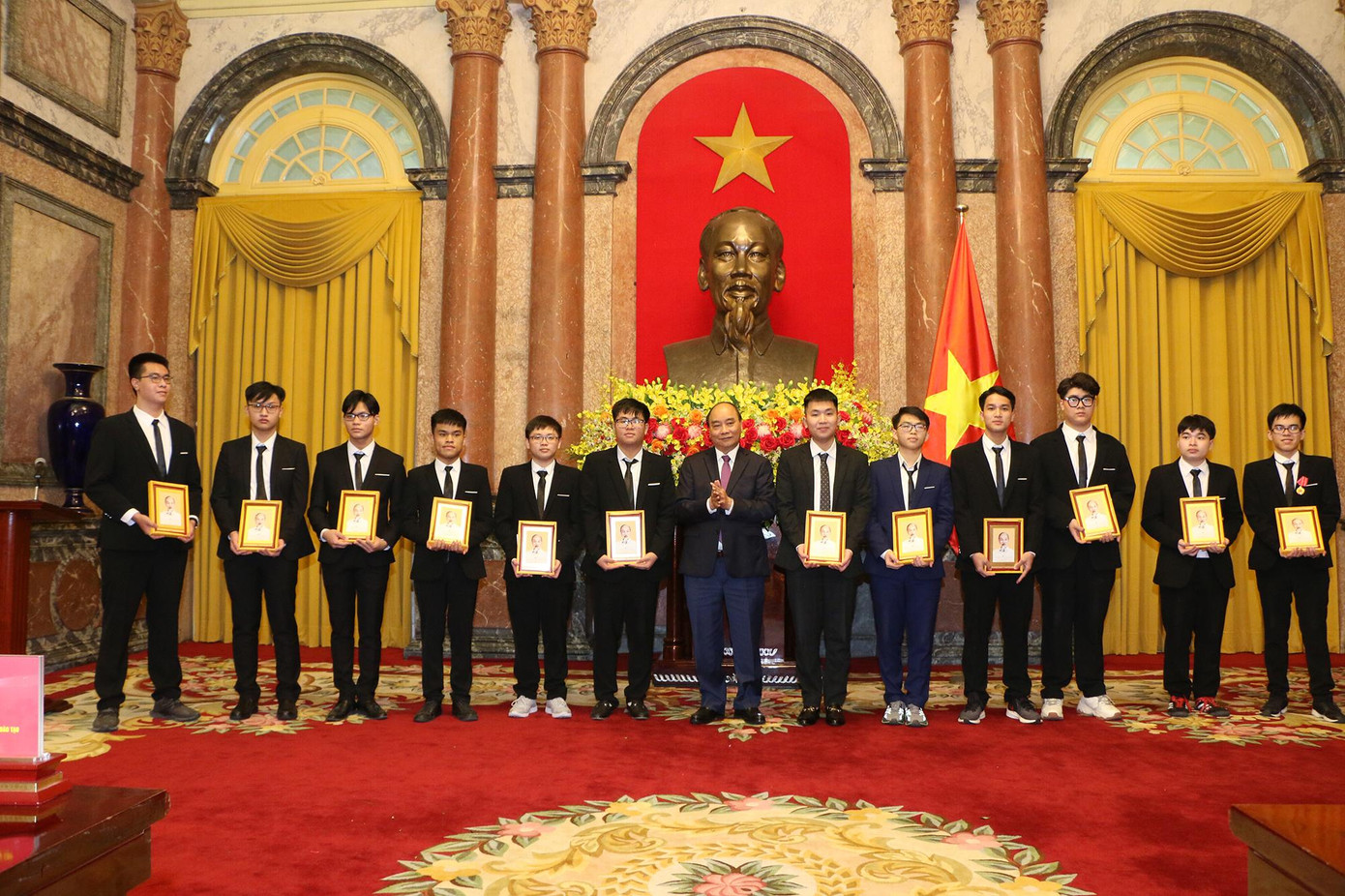Chủ tịch nước Nguyễn Xuân Phúc tặng chân dung Chủ tịch Hồ Chí Minh cho học sinh đoạt giải Olympic năm 2020 và Khoa học kỹ thuật quốc tế năm 2021. Chủ tịch nước Nguyễn Xuân Phúc tặng chân dung Chủ tịch Hồ Chí Minh cho học sinh đoạt giải Olympic năm 2020 và Khoa học kỹ thuật quốc tế năm 2021.