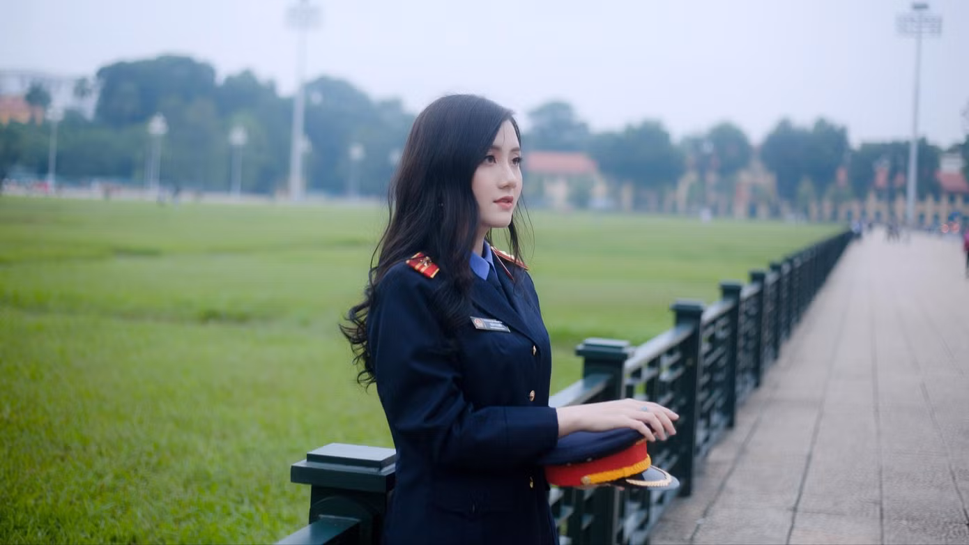 Ngọc Thảo trong bộ trang phục của Kiểm sát viên đầy tự hào. Ảnh: NVCC
