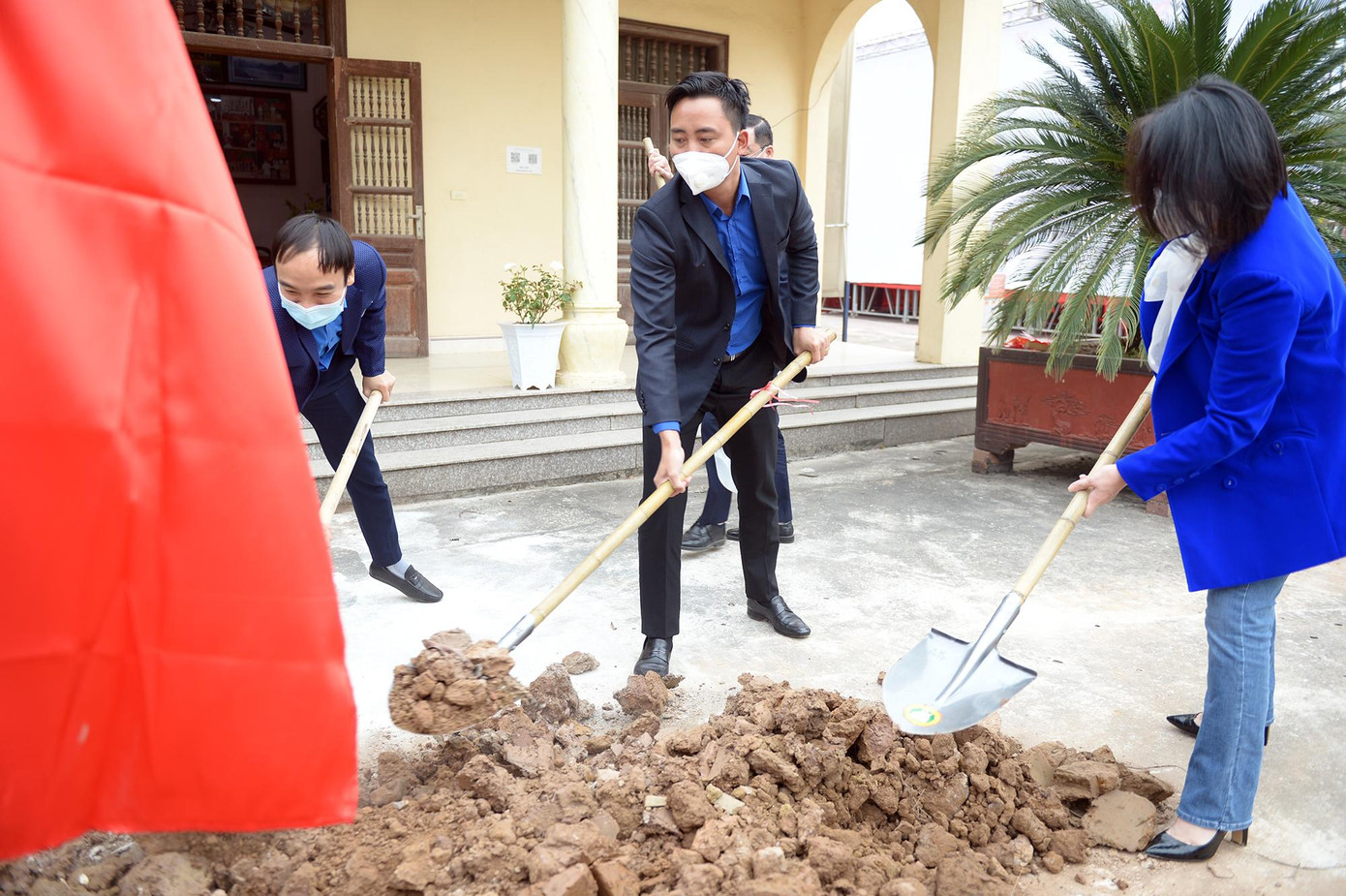 Phó Bí thư thường trực Thành Đoàn, Chủ tịch Hội LHTN TP. Hà Nội Nguyễn Đức Tiến cùng đoàn viên, thanh niên tham gia trồng cây tại chương trình. Ảnh: DƯƠNG TRIỀU Phó Bí thư thường trực Thành Đoàn, Chủ tịch Hội LHTN TP. Hà Nội Nguyễn Đức Tiến cùng đoàn viên, thanh niên tham gia trồng cây tại chương trình. Ảnh: DƯƠNG TRIỀU