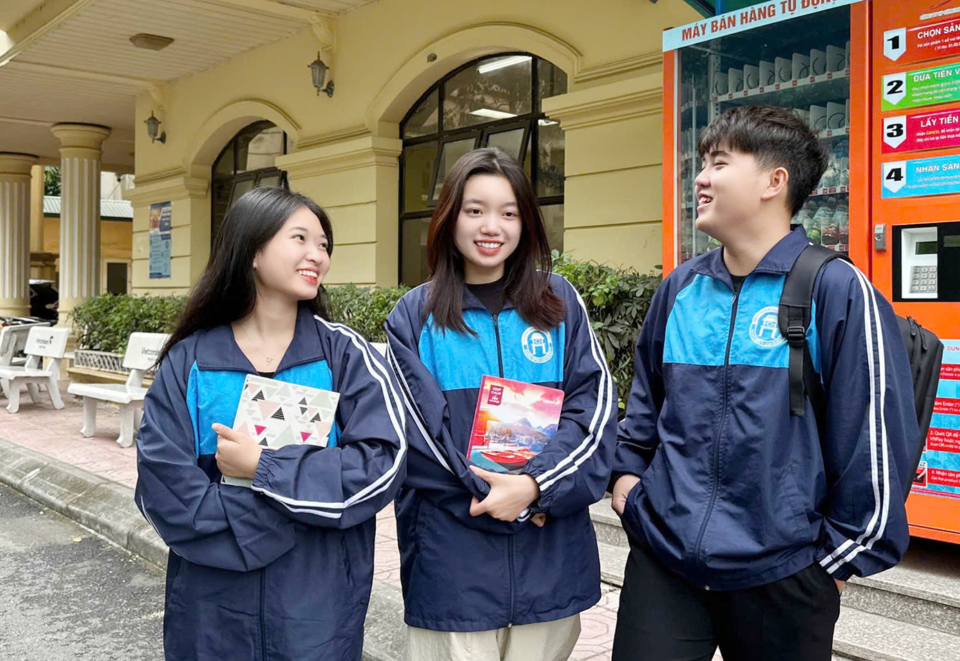 Sinh viên trường ĐH Mở Hà Nội xúng xính áo khoác. Ảnh: NVCC Sinh viên trường ĐH Mở Hà Nội xúng xính áo khoác. Ảnh: NVCC