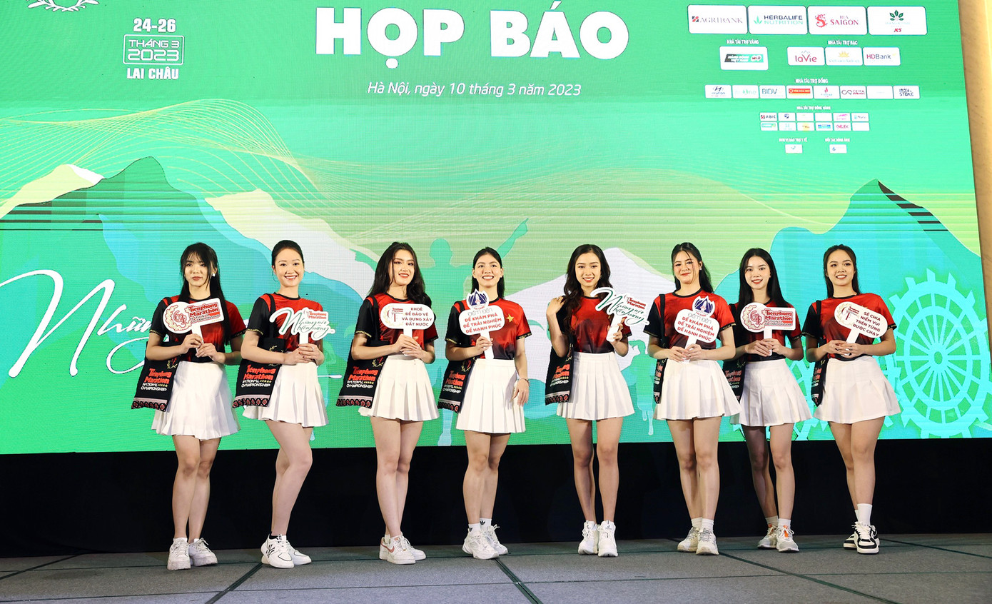 Tại họp báo, Ban Tổ chức giới thiệu trang phục và bộ nhận diện giải đấu.