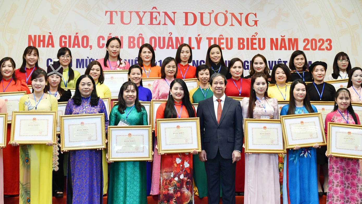 Bộ GD – ĐT lấy ý kiến dự thảo thông tin về trả lương dạy thêm giờ cho giáo viên công lập.