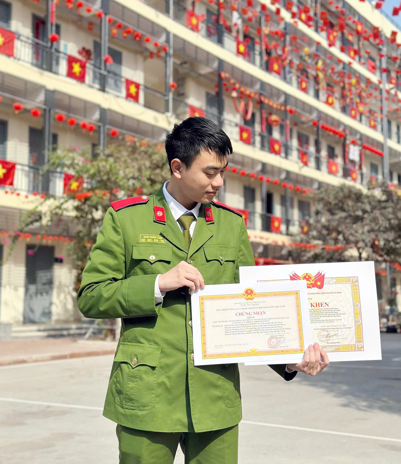 Quản Khánh Toàn - học viên Học viện Cảnh sát Nhân dân. Quản Khánh Toàn - học viên Học viện Cảnh sát Nhân dân.