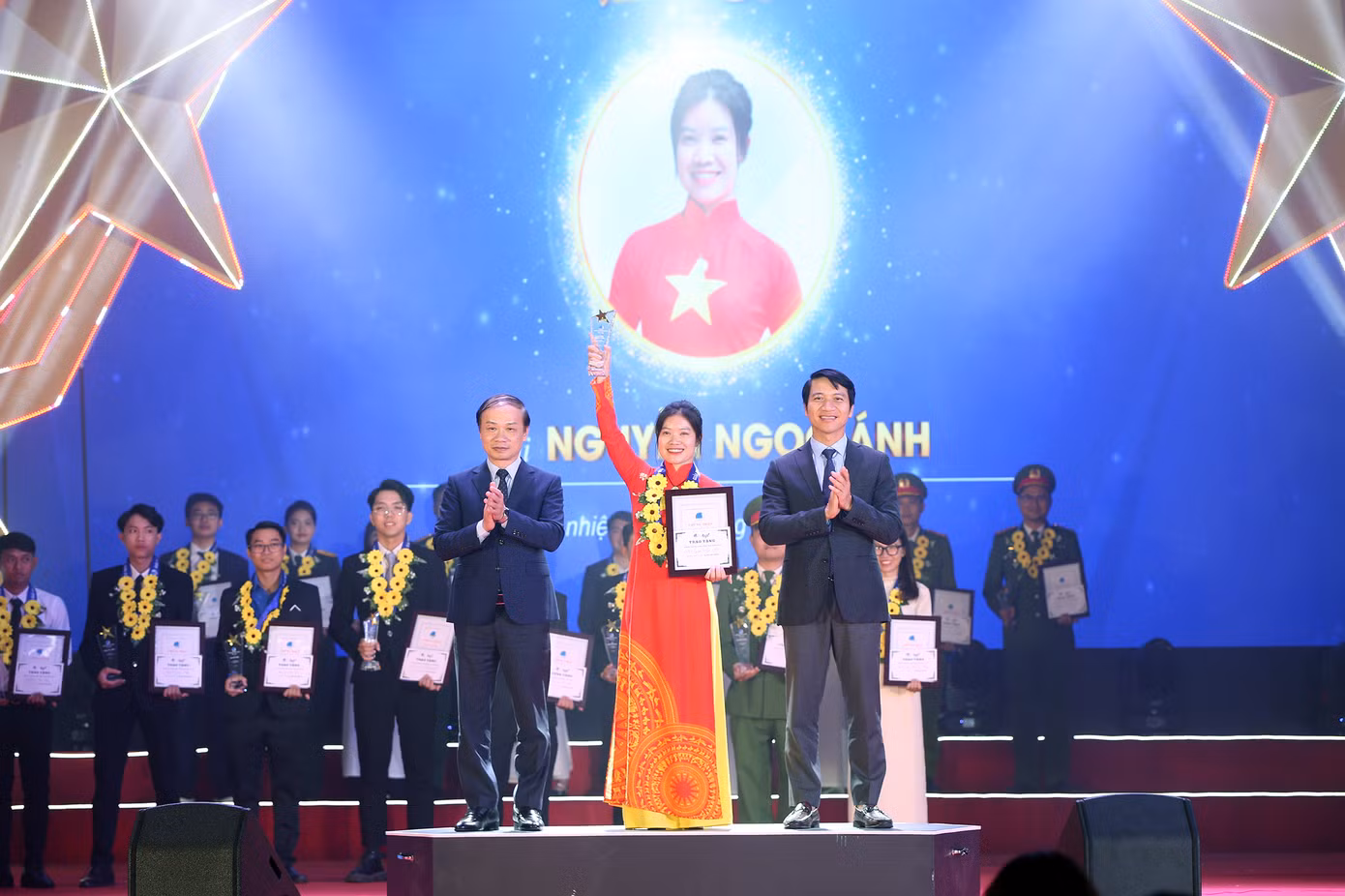 Ông Phạm Tất Thắng - Uỷ viên T.Ư Đảng, Phó Trưởng ban thường trực Ban Dân vận T.Ư; anh Nguyễn Ngọc Lương - Bí thư thường trực T.Ư Đoàn, Chủ tịch T.Ư Hội LHTN Việt Nam, trao Giải thưởng "Thanh niên sống đẹp".