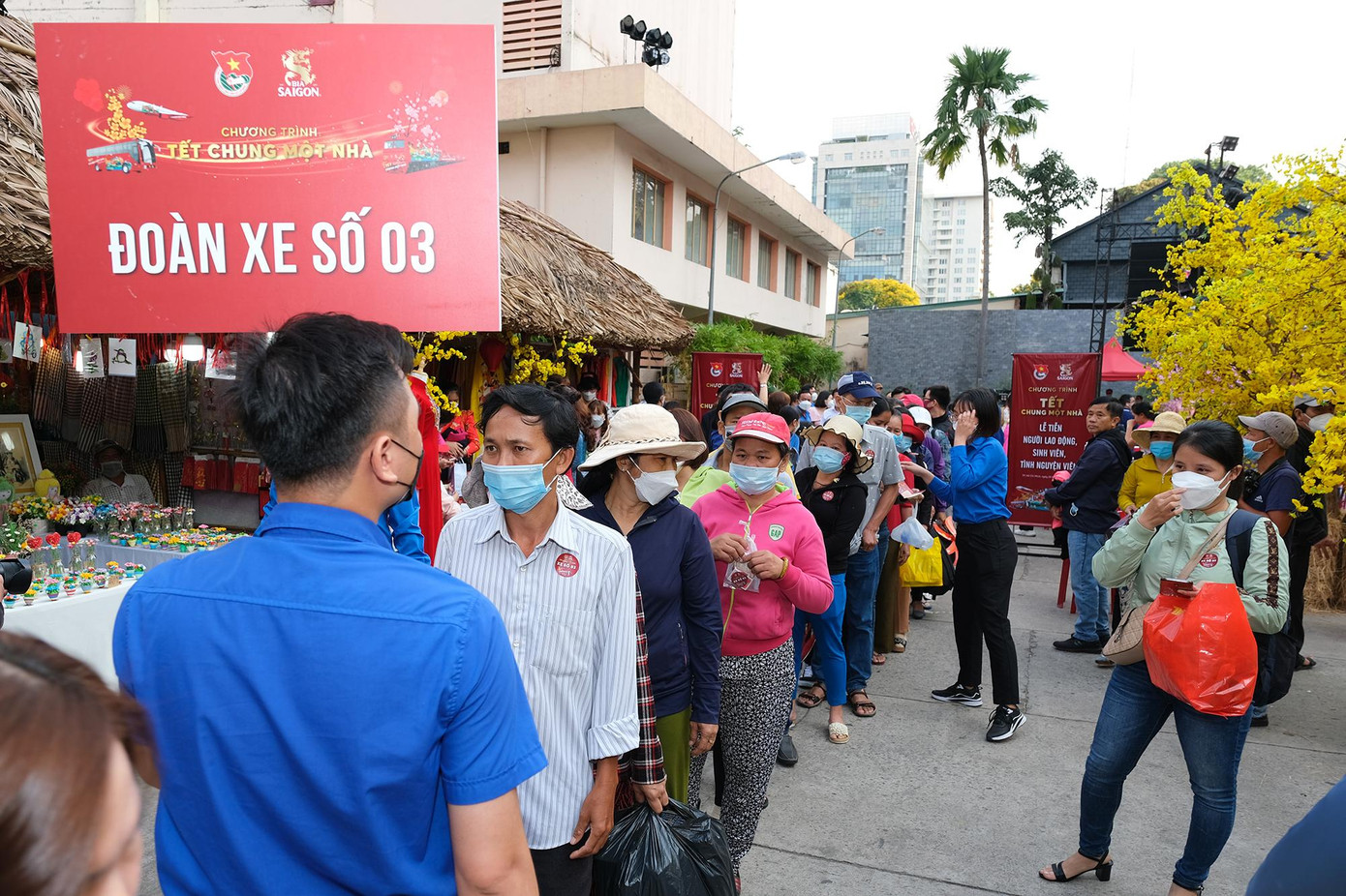 Người lao động xếp hàng chờ ra xe. Người lao động xếp hàng chờ ra xe.