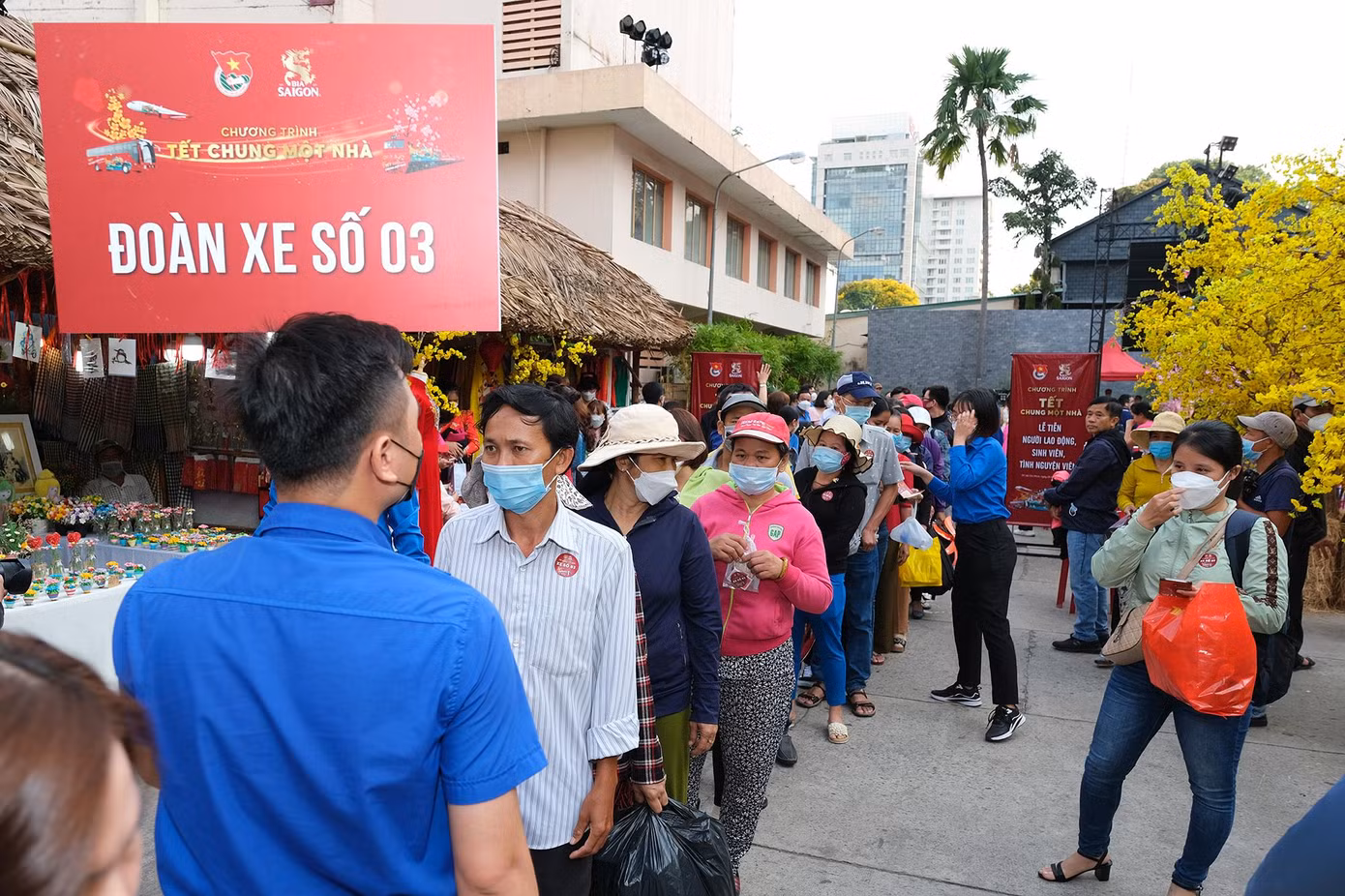 Người lao động xếp hàng chờ ra xe.