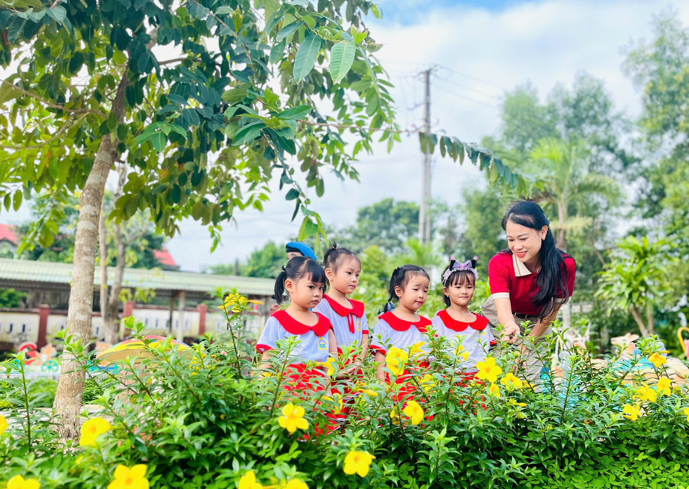 Cô giáo Lê Thị Mỵ Nương cùng học sinh trường Mầm non Quyết Thắng. Ảnh: NVCC