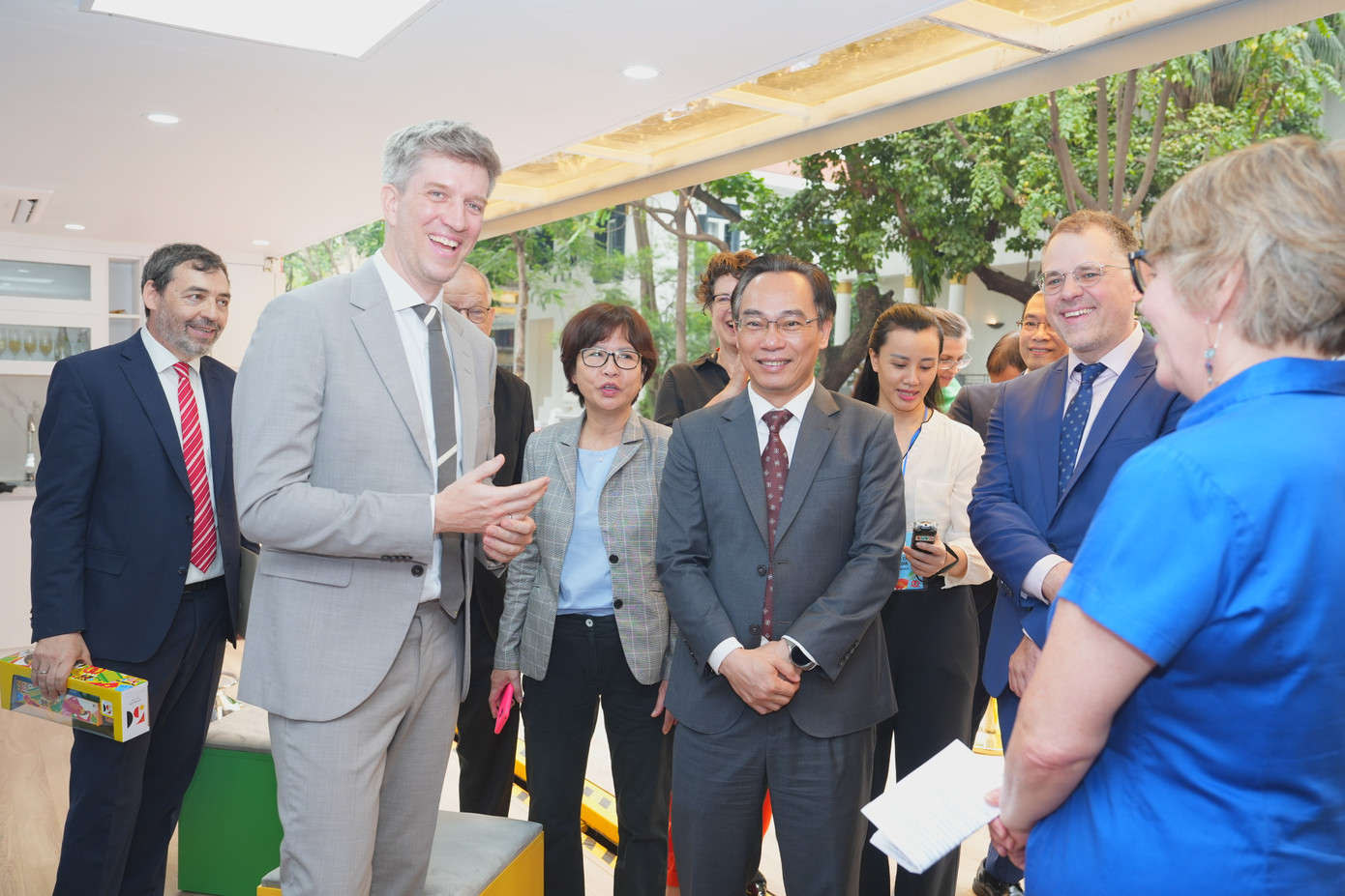 Các đại biểu tham quan gian hàng tại chương trình. Các đại biểu tham quan gian hàng tại chương trình.