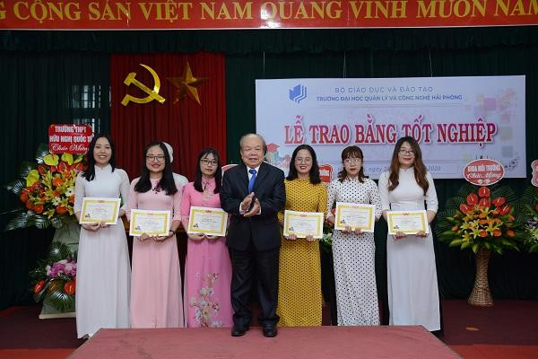 Sinh viên Bùi Thanh Thảo (ngoài cùng bên trái) nhận danh hiệu Thủ khoa ngành khóa 2016 - 2020.
