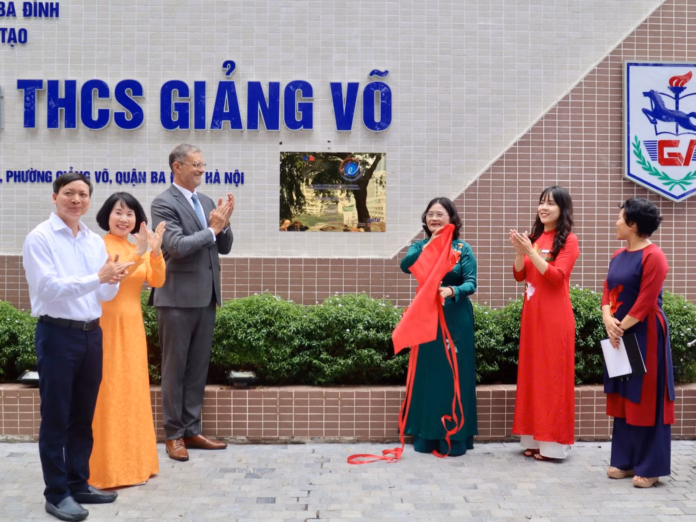 Đại sứ Olivier Brochet cùng nhà giáo Tô Thị Hải Yến – Hiệu trưởng và đại diện nhà trường cùng cắt băng khánh thành biển nhãn hiệu Label FrancEducation.