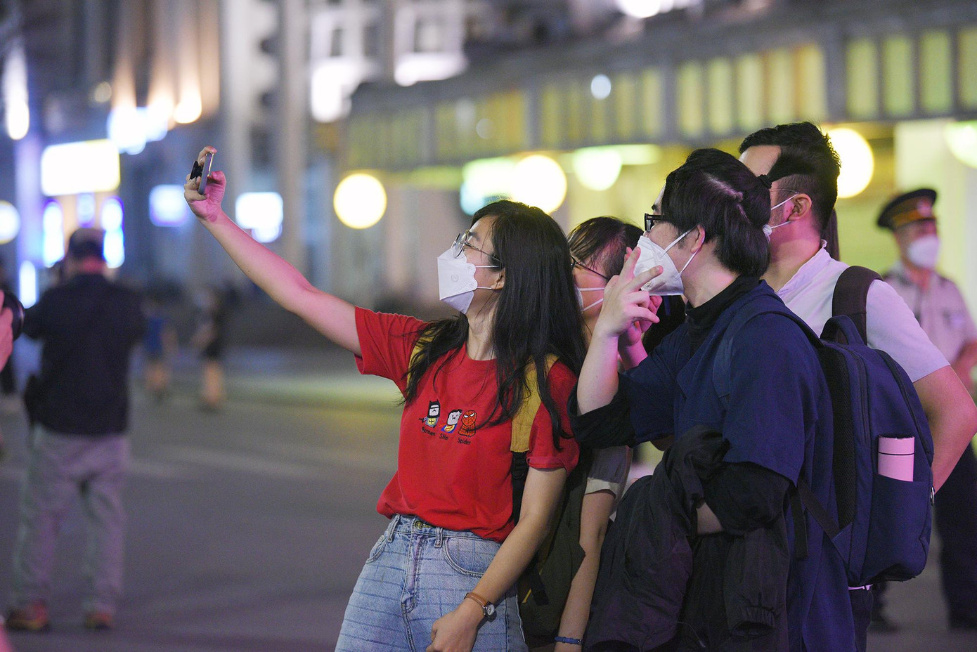 Nhiều bạn trẻ ‘check-in’ phố đi bộ Hà Nội sau gần một năm đóng cửa. Nhiều bạn trẻ ‘check-in’ phố đi bộ Hà Nội sau gần một năm đóng cửa.