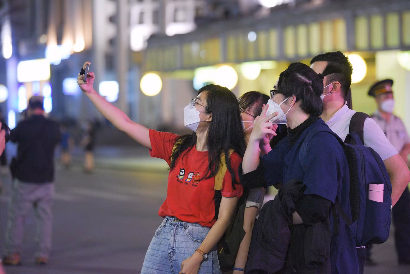 Nhiều bạn trẻ ‘check-in’ phố đi bộ Hà Nội sau gần một năm đóng cửa.
