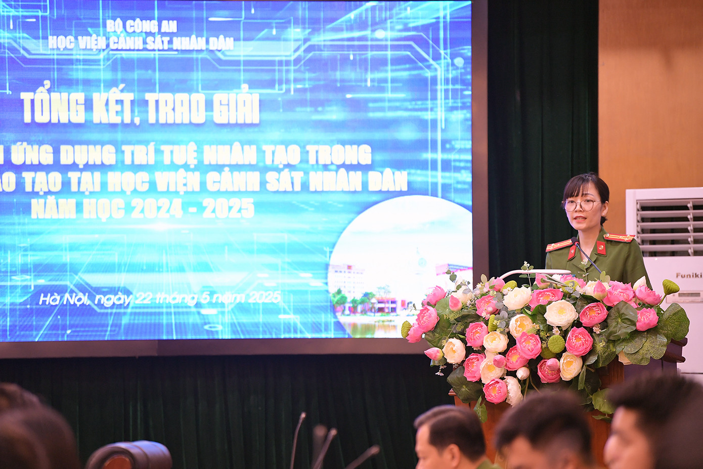 Đại diện nhóm đoạt giải trình bày tham luận tại chương trình. Đại diện nhóm đoạt giải trình bày tham luận tại chương trình.