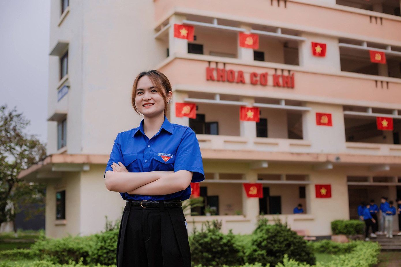 Sinh viên hào hứng check-in với lá cờ đỏ sao vàng. Sinh viên hào hứng check-in với lá cờ đỏ sao vàng.