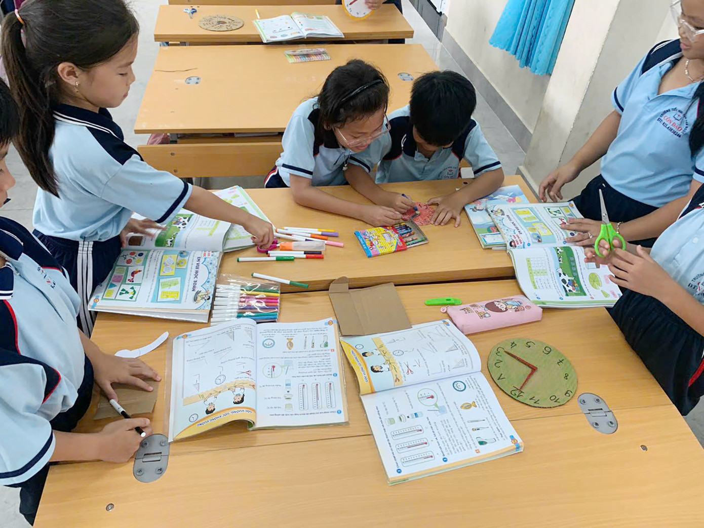 Cô giáo Dương Diệu Phương cùng các học trò tại trường Tiểu học Côn Đảo (tỉnh Bà Rịa - Vũng Tàu).