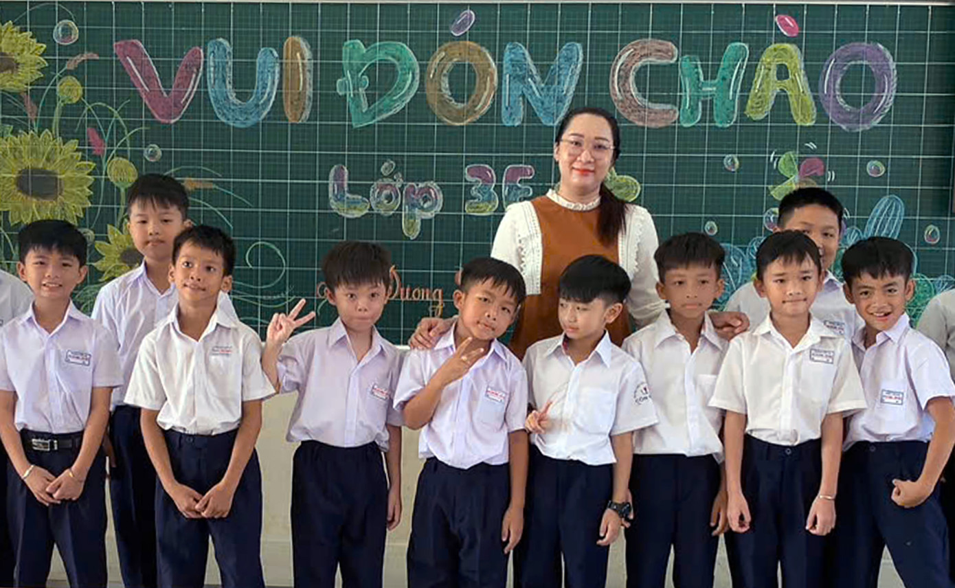 Cô giáo Dương Diệu Phương đang công tác tại trường Tiểu học Côn Đảo.