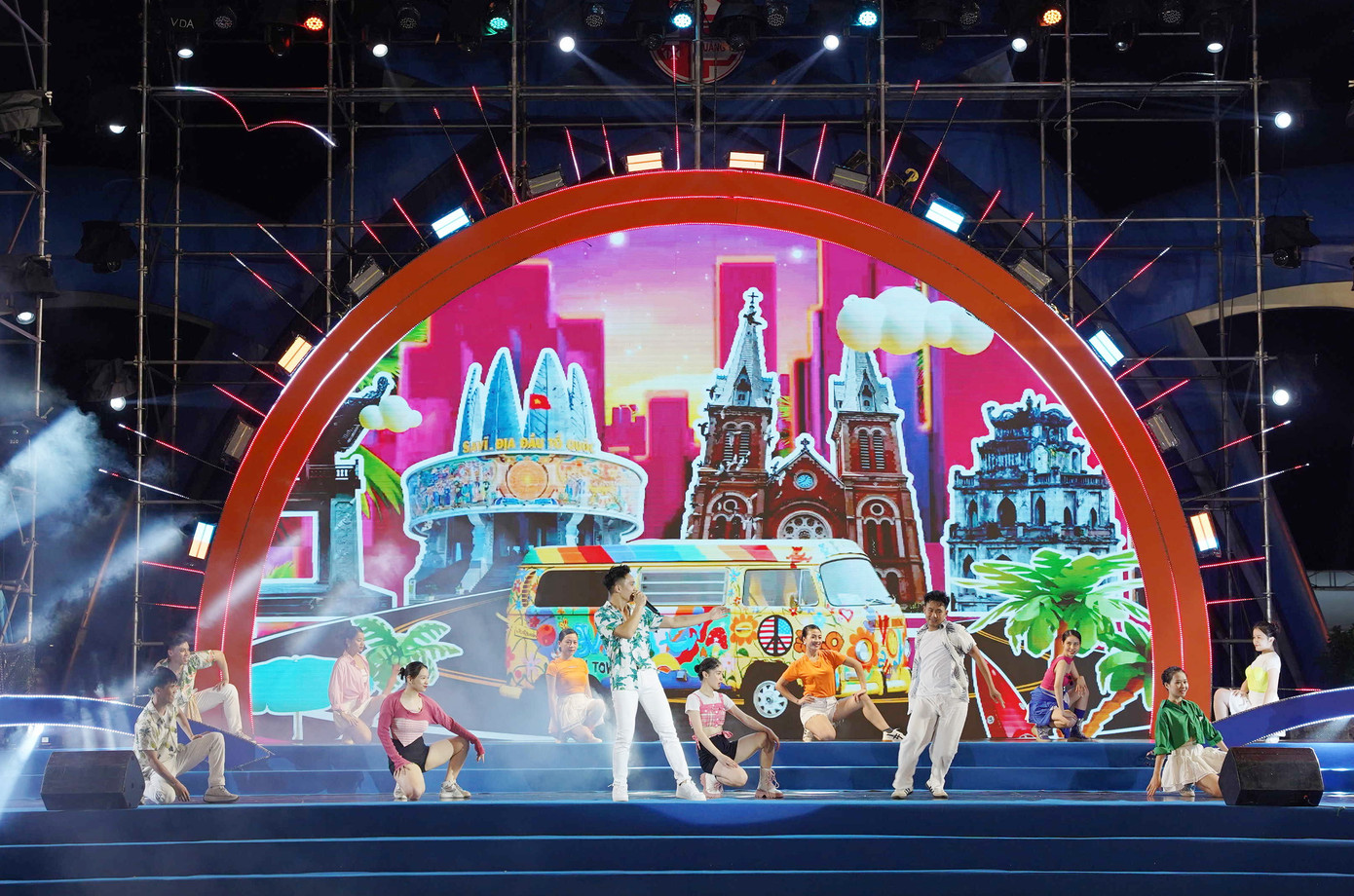 Nhiều hoạt động văn hoá, ẩm thực được diễn ra bên lề Lễ hội. Nhiều hoạt động văn hoá, ẩm thực được diễn ra bên lề Lễ hội.