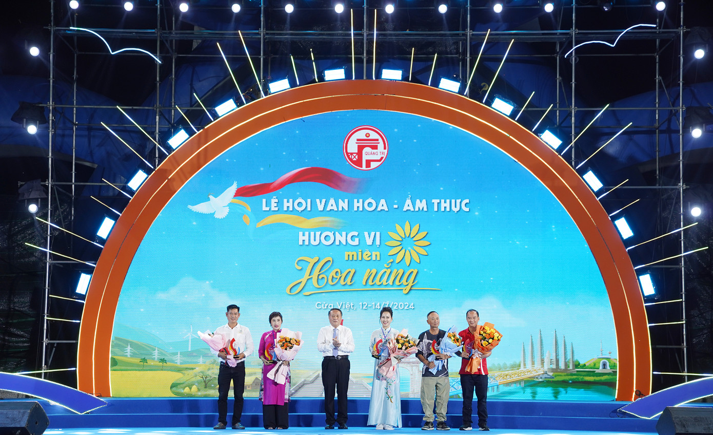 Lễ hội Văn hóa - ẩm thực ‘Hương vị miền hoa nắng’ được tỉnh Quảng Trị tổ chức tại Quảng trường Khu Dịch vụ - Du lịch Cửa Việt, huyện Gio Linh (tỉnh Quảng Trị). Lễ hội Văn hóa - ẩm thực ‘Hương vị miền hoa nắng’ được tỉnh Quảng Trị tổ chức tại Quảng trường Khu Dịch vụ - Du lịch Cửa Việt, huyện Gio Linh (tỉnh Quảng Trị).