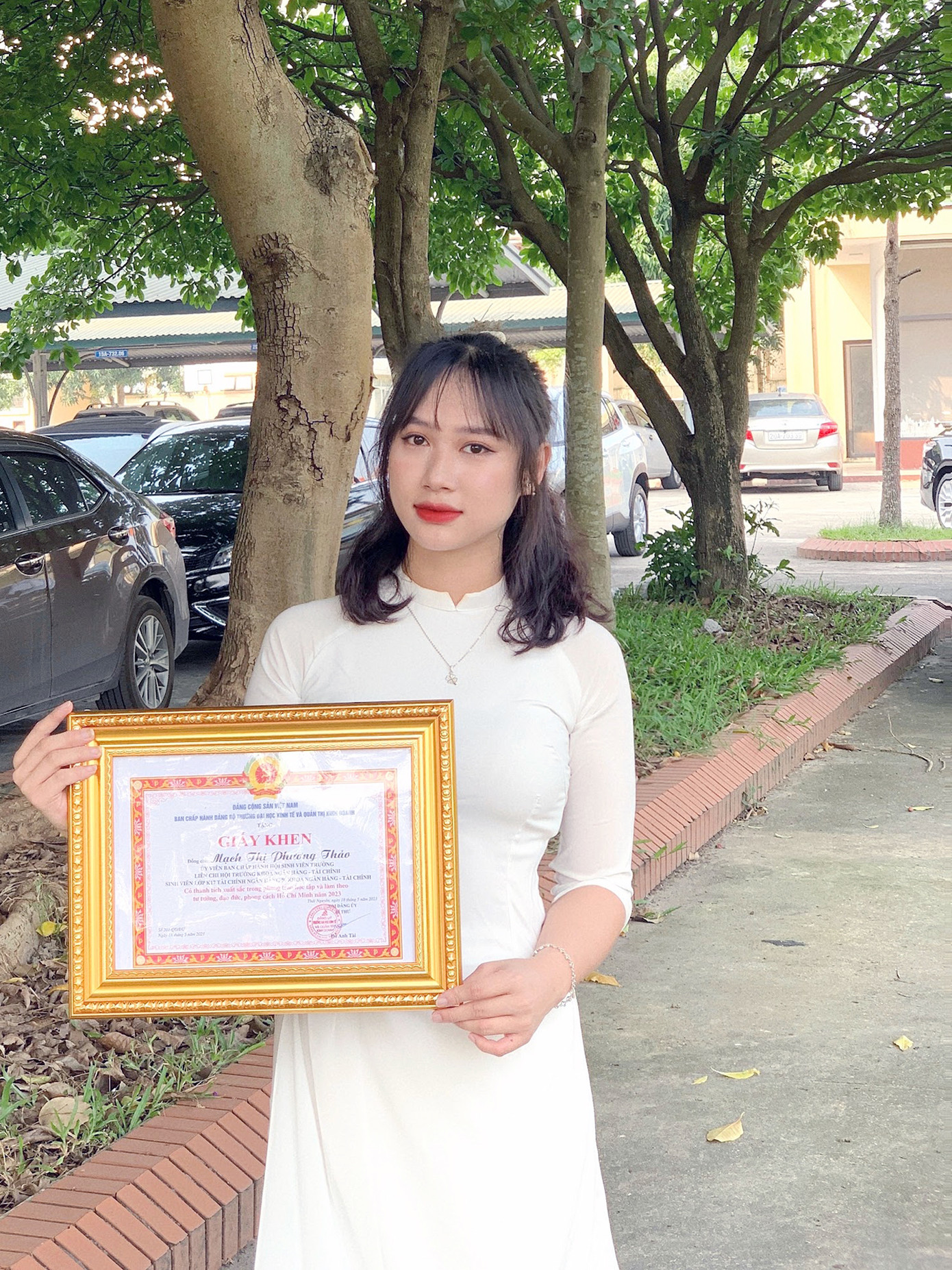 Nữ sinh 'Sao Tháng Giêng' nhận được nhiều giấy khen nhờ thành tích các mặt.