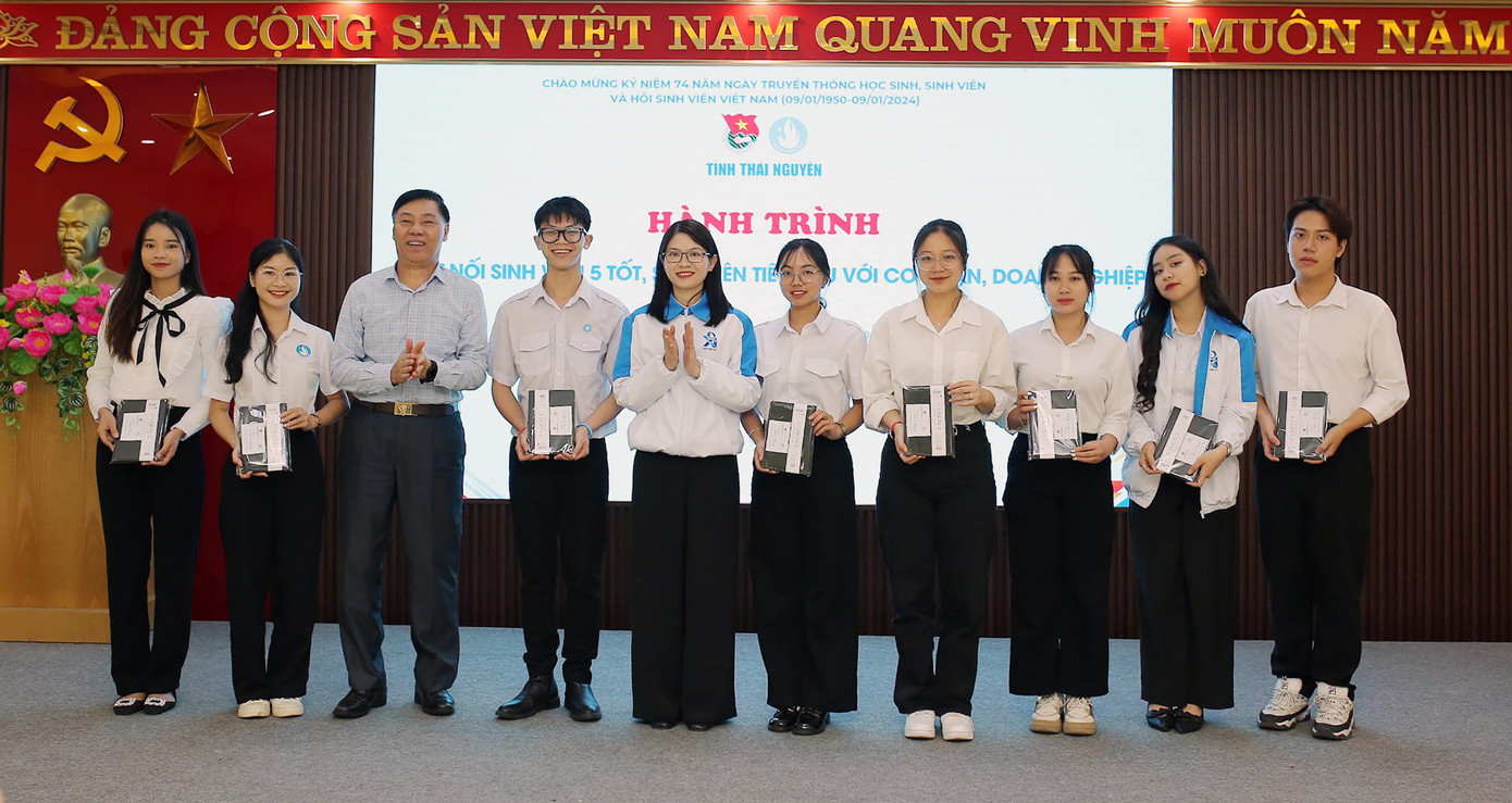 Mạch Thị Phương Thảo được kết nạp Đảng khi đang là sinh viên.