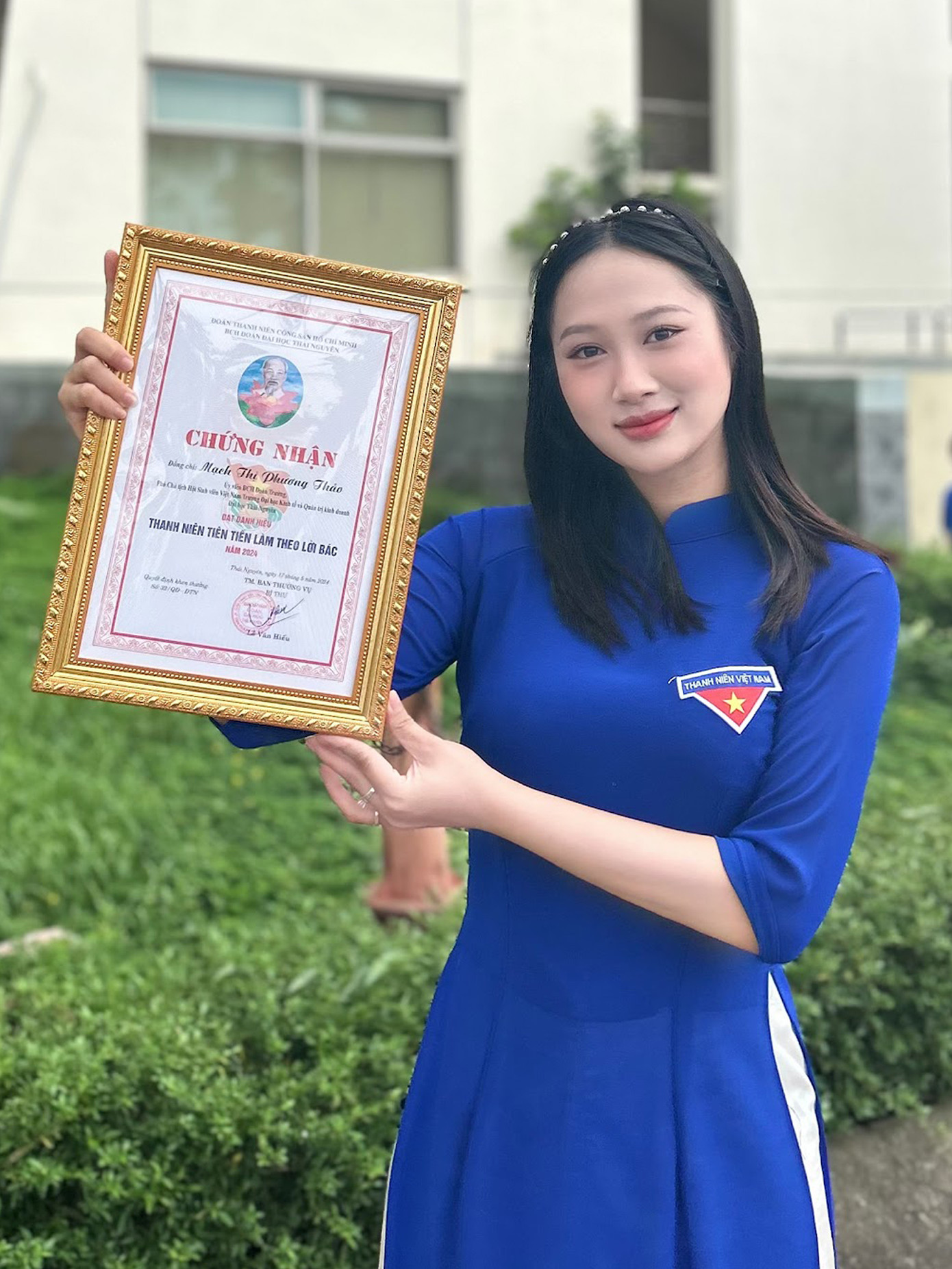 Nữ sinh 'Sao Tháng Giêng' nhận được nhiều giấy khen nhờ thành tích các mặt.