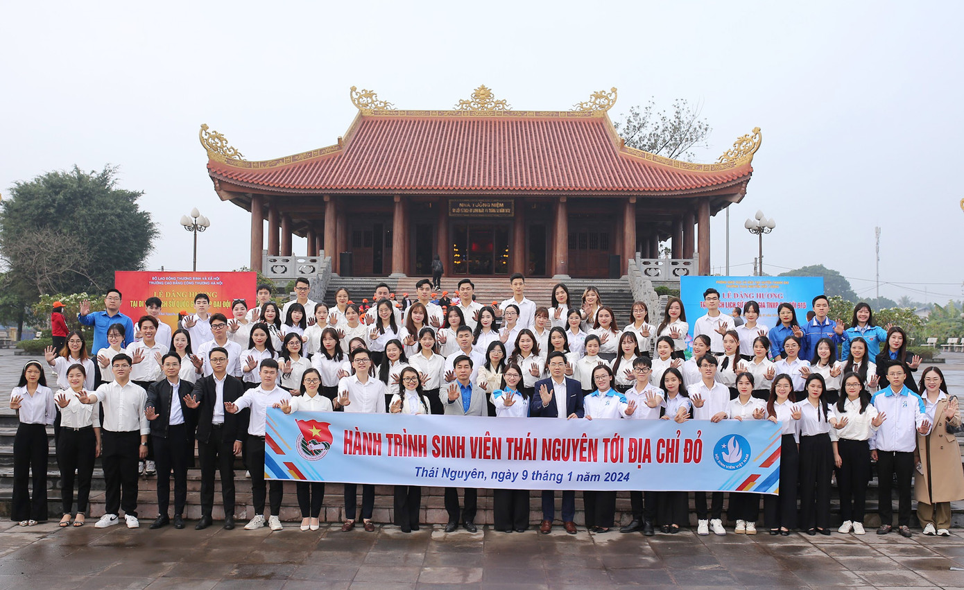 Mạch Thị Phương Thảo được kết nạp Đảng khi đang là sinh viên.