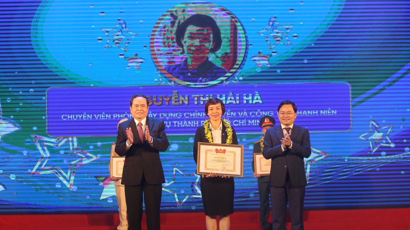 Đồng chí Trần Thanh Mẫn và anh Nguyễn Anh Tuấn trao danh hiệu “Cán bộ, công chức, viên chức trẻ giỏi” năm 2021 tặng các cá nhân tiêu biểu, xuất sắc.