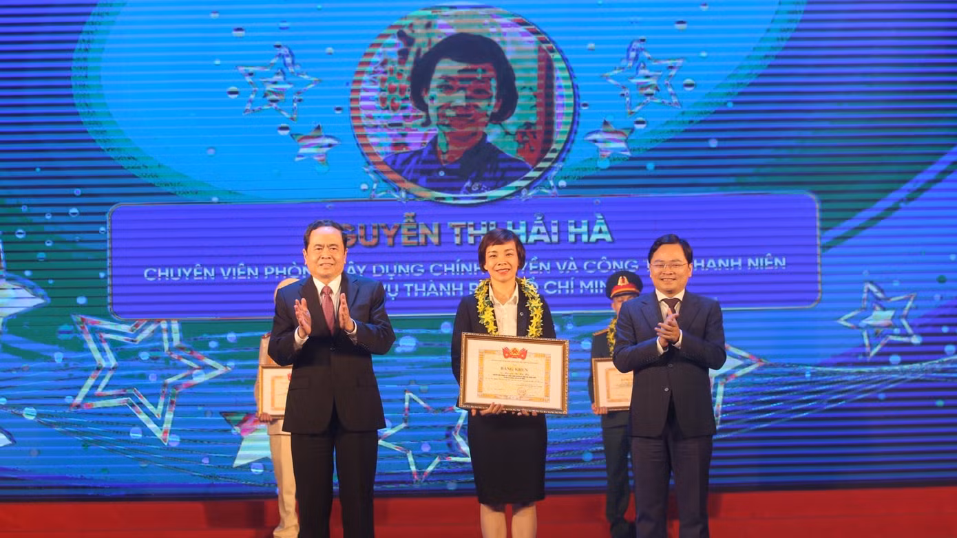 Đồng chí Trần Thanh Mẫn và anh Nguyễn Anh Tuấn trao danh hiệu “Cán bộ, công chức, viên chức trẻ giỏi” năm 2021 tặng các cá nhân tiêu biểu, xuất sắc.