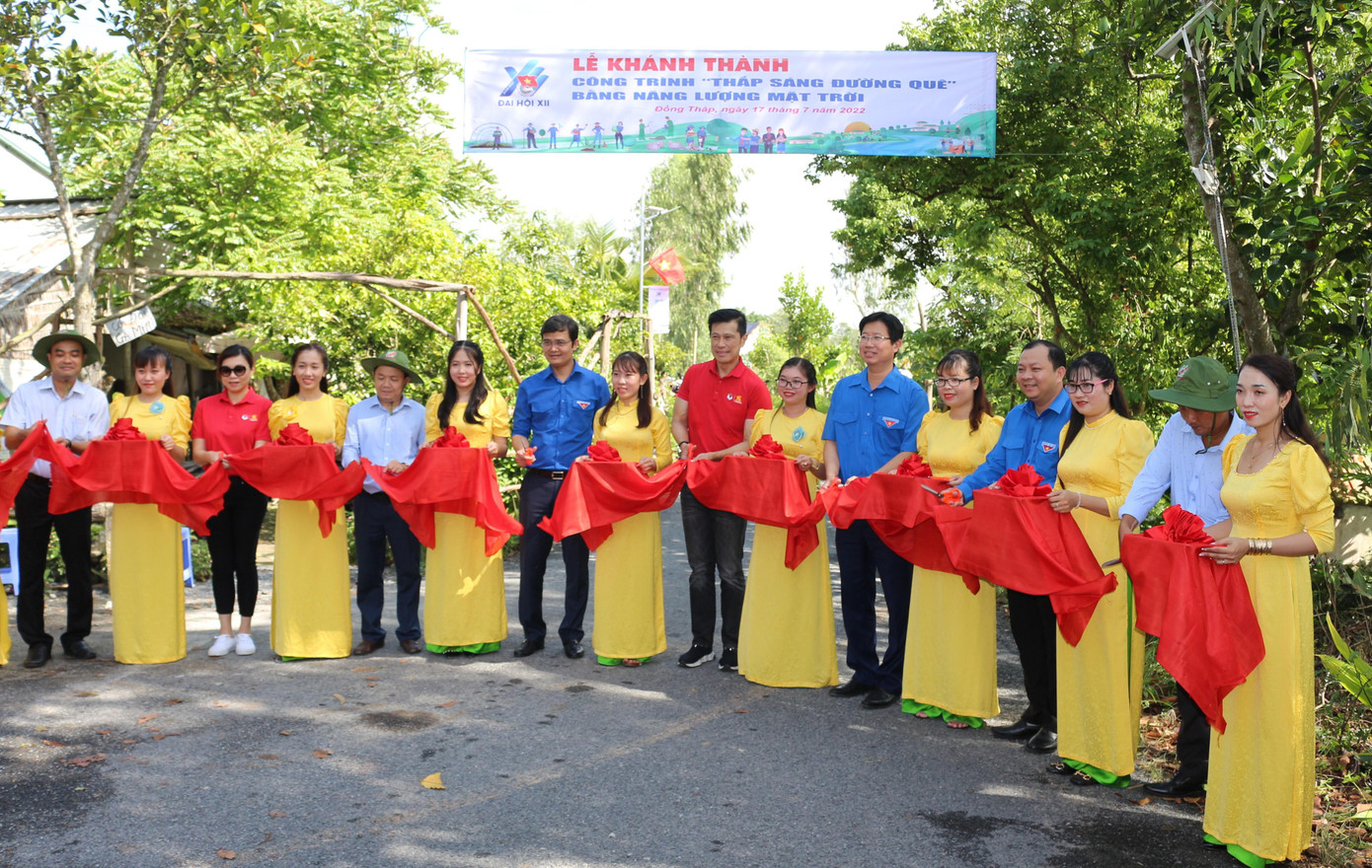 Bí thư thường trực T.Ư Đoàn Bùi Quang Huy cắt băng khánh thành công trình thắp sáng đường quê tại huyện Tháp Mười tỉnh Đồng Tháp.
