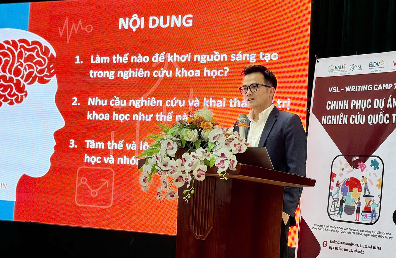 GS Trần Xuân Bách chia sẻ tại chương trình.