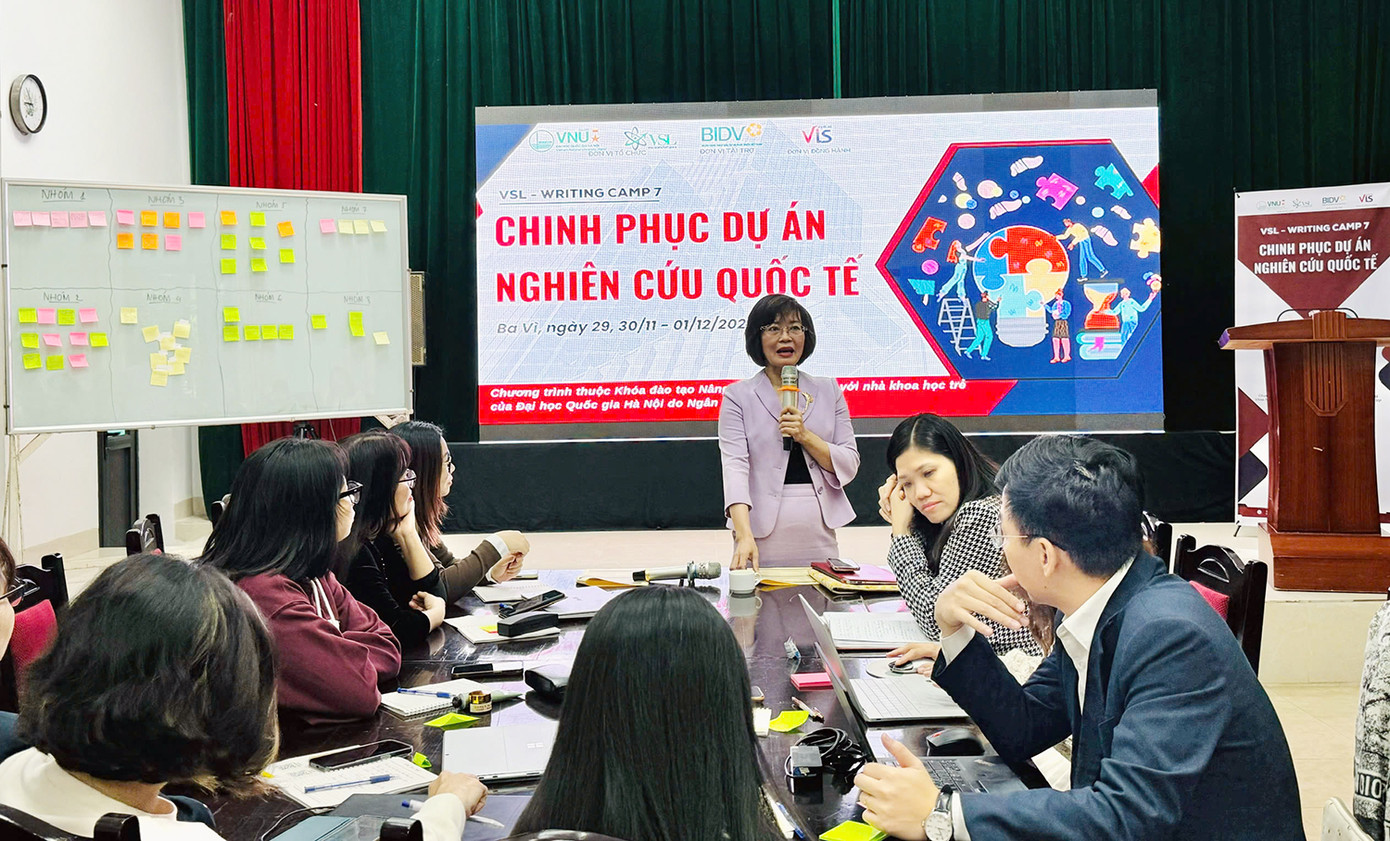 Các nhà khoa học trẻ chia sẻ tại chương trình.