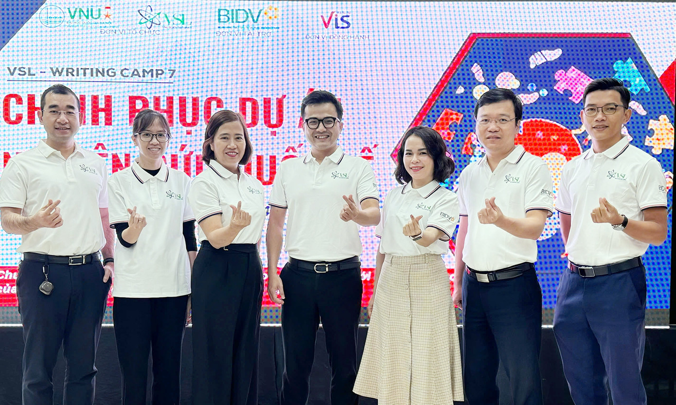 Các nhà khoa học trẻ chia sẻ tại chương trình.