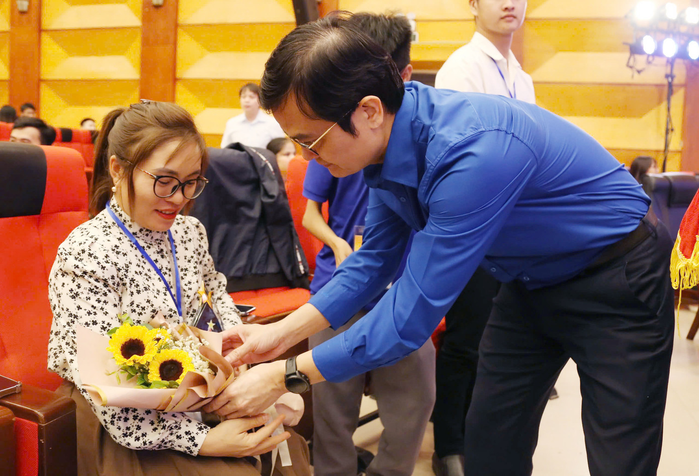 Ban Bí thư T.Ư Đoàn trao Bằng khen và biểu trưng cho thanh niên khuyết tật tiêu biểu tại chương trình.