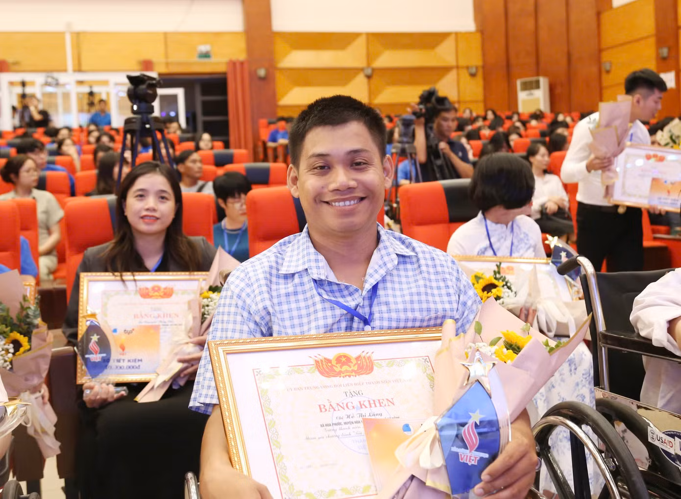 Những thanh niên khuyết tật tiêu biểu được vinh danh tại chương trình. Những thanh niên khuyết tật tiêu biểu được vinh danh tại chương trình.