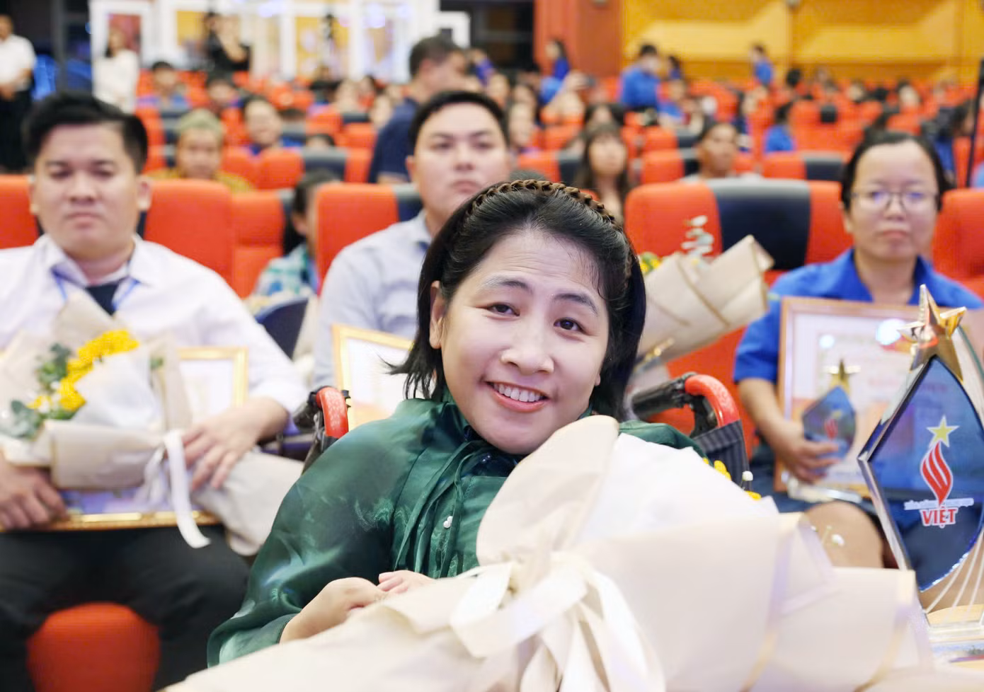 Những thanh niên khuyết tật tiêu biểu được vinh danh tại chương trình. Những thanh niên khuyết tật tiêu biểu được vinh danh tại chương trình.