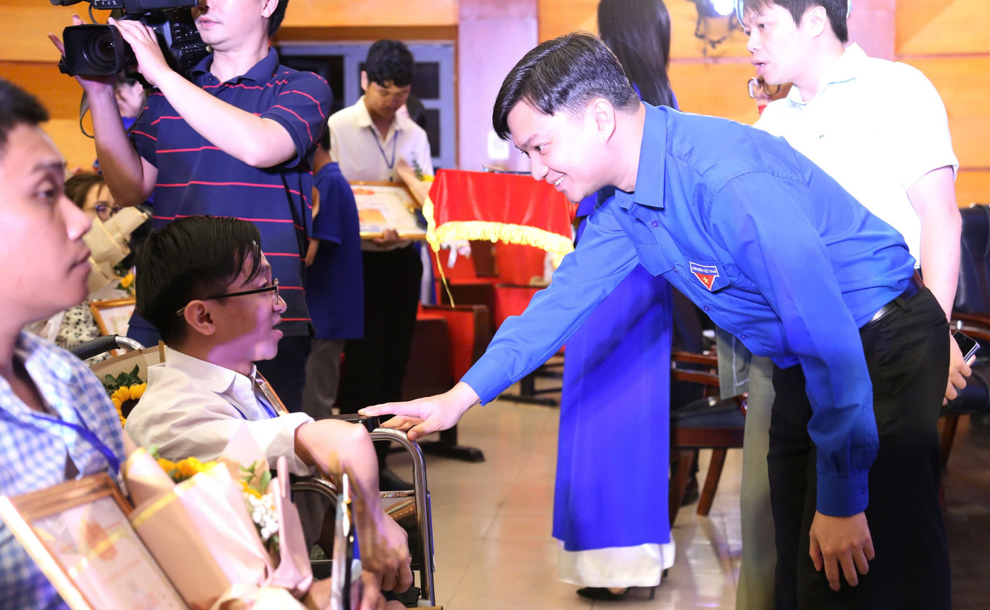 Ban Bí thư T.Ư Đoàn trao Bằng khen và biểu trưng cho thanh niên khuyết tật tiêu biểu tại chương trình.
