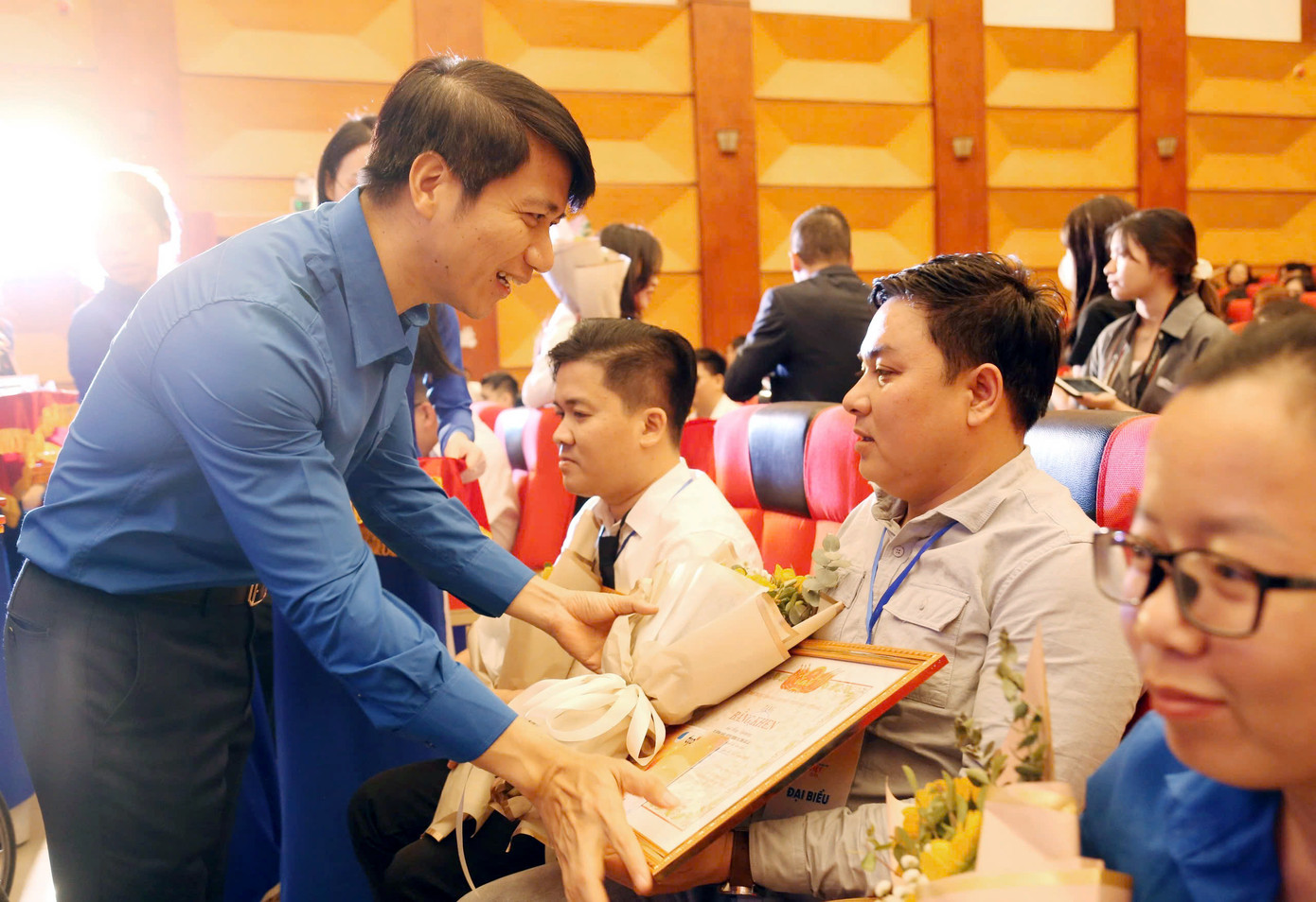 Ban Bí thư T.Ư Đoàn trao Bằng khen và biểu trưng cho thanh niên khuyết tật tiêu biểu tại chương trình.