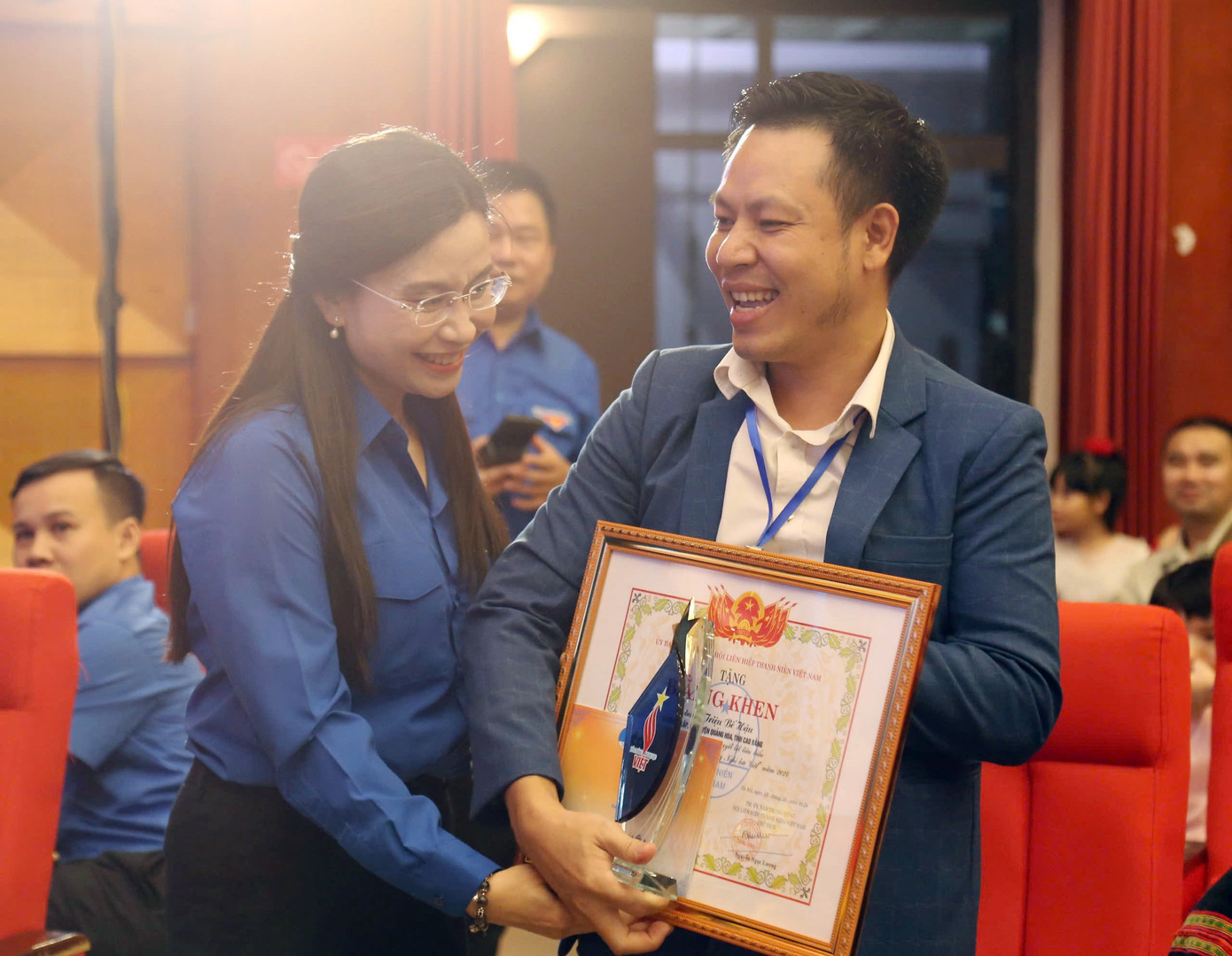 Ban Bí thư T.Ư Đoàn trao Bằng khen và biểu trưng cho thanh niên khuyết tật tiêu biểu tại chương trình.