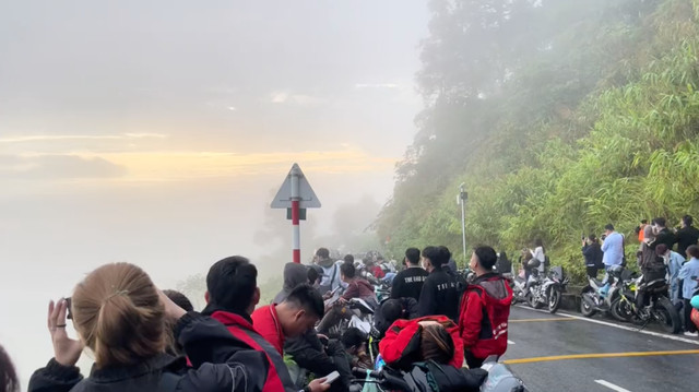 Rất đông bạn trẻ lên Ba Vì từ sáng sớm để săn mây.