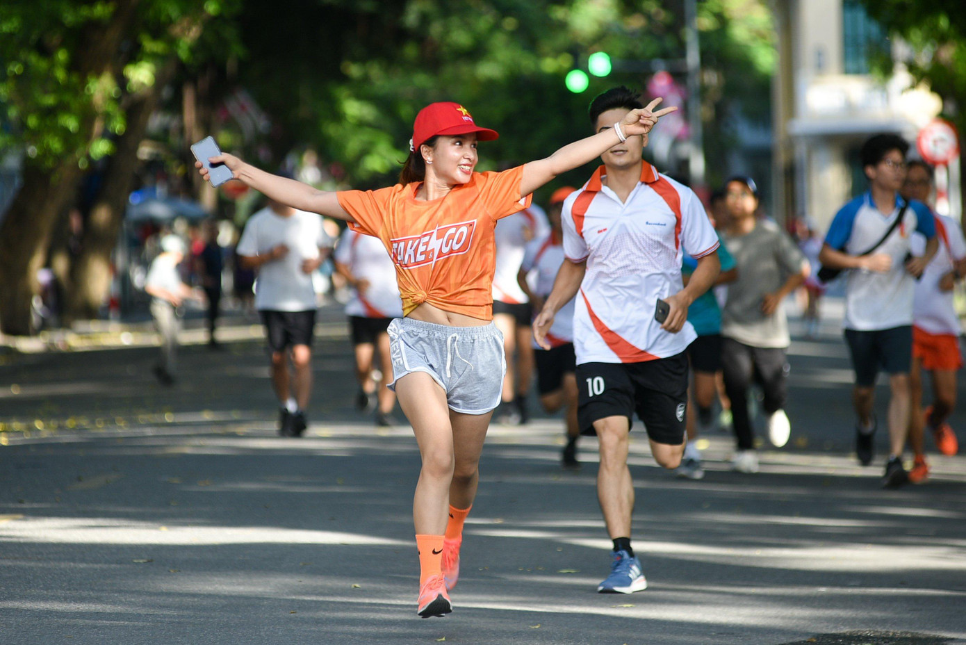 Các bạn trẻ tham gia chạy quanh bờ Hồ Hoàn Kiếm để hưởng ứng Ngày không tiền mặt năm 2022.