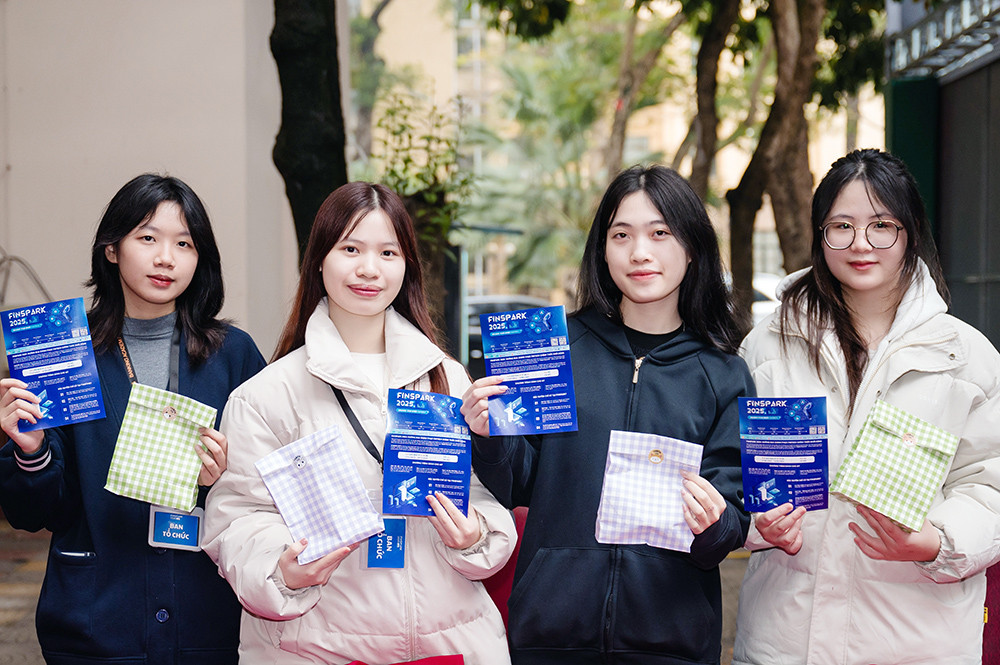 Sinh viên Học viện Ngân hàng tìm hiểu về cuộc thi.