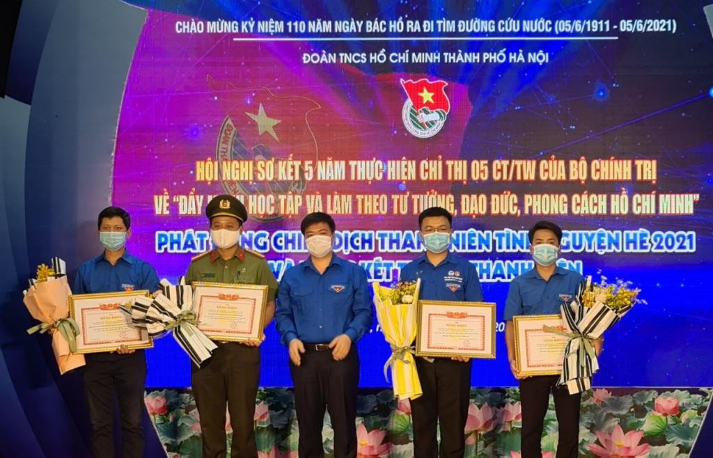 Đồng chí Dương Xuân Khiêm tặng bằng khen cho 5 mô hình tiêu biểu thanh niên làm theo lời Bác